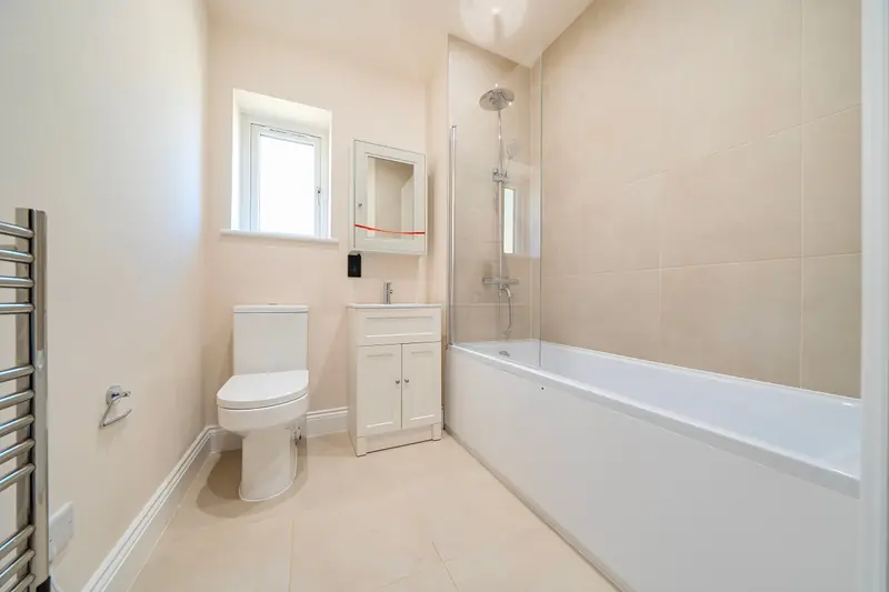 Bathroom with porcelain tiling