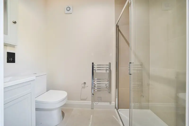 En-suite shower room to the first-floor bedroom